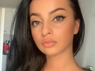 bella_daniele live cam video preview